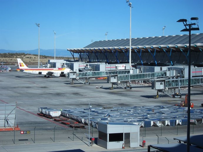 Pista De Barajas Y Embarque