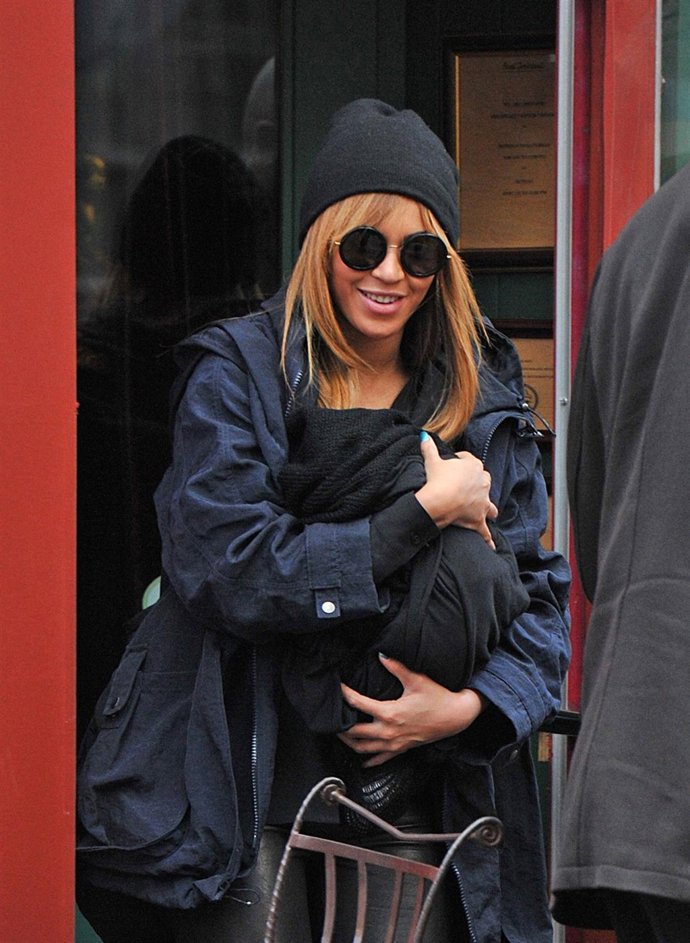 Beyonce Pasea Por Nueva York Con Su Hija En Brazos