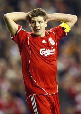 El centrocampista y capitán del Liverpool, Steven Gerrard