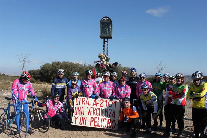 Ciclistas Protestando Por El Estado De La Carretera Jaulín-Fuendetodos