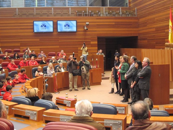 Representantes Políticos Dan La Bienvenida A Los Ciudadanos En Las Cortes