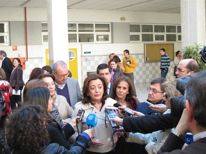 La Consejera De Presidencia, Mar Moreno, Atiende A Los Medios