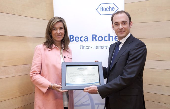 Ana Mato Entrega La Beca Roche En Onco-Hematología