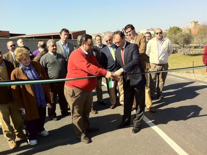 El Presidente De La Diputación Cortando La Cinta