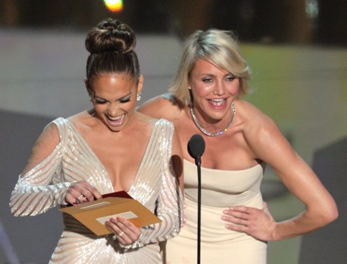 Jennifer Lopez Y Cameron Díaz Entregando Un Premio