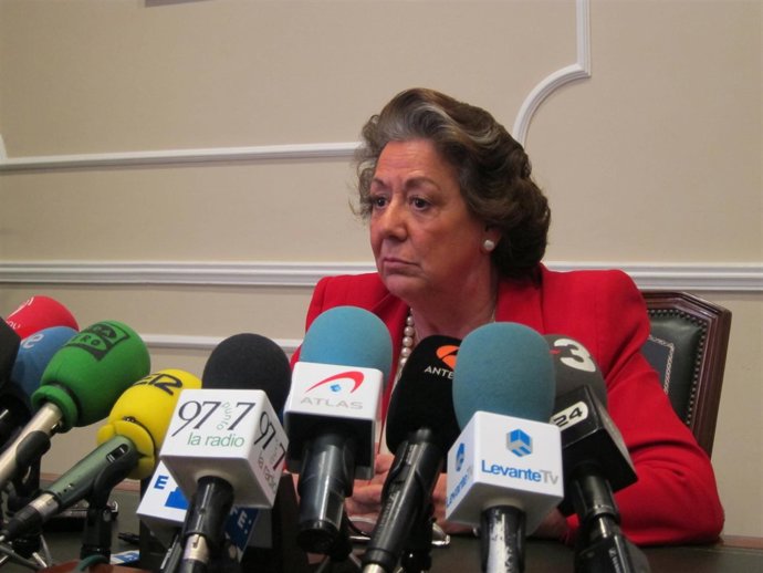 Rita Barberá Atendiendo A Los Medios De Comunicaicón