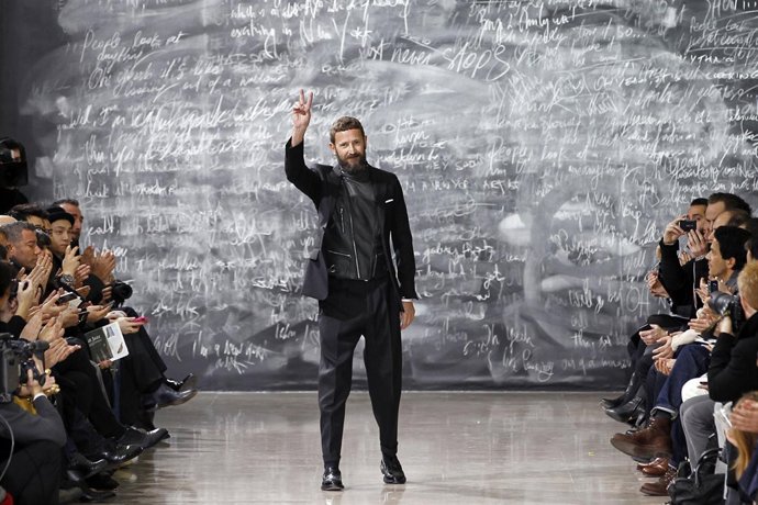Stefano Pilate Sale A Saludar Tras Un Desfile De Yves Saint Laurent 