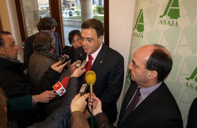 Vicente De La Peña Atendiendo A Los Medios Durante La Asamblea De Asaja
