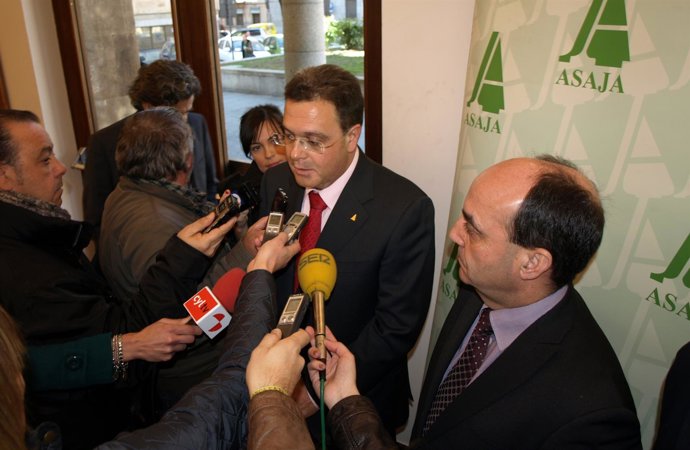Vicente De La Peña Atendiendo A Los Medios Durante La Asamblea De Asaja