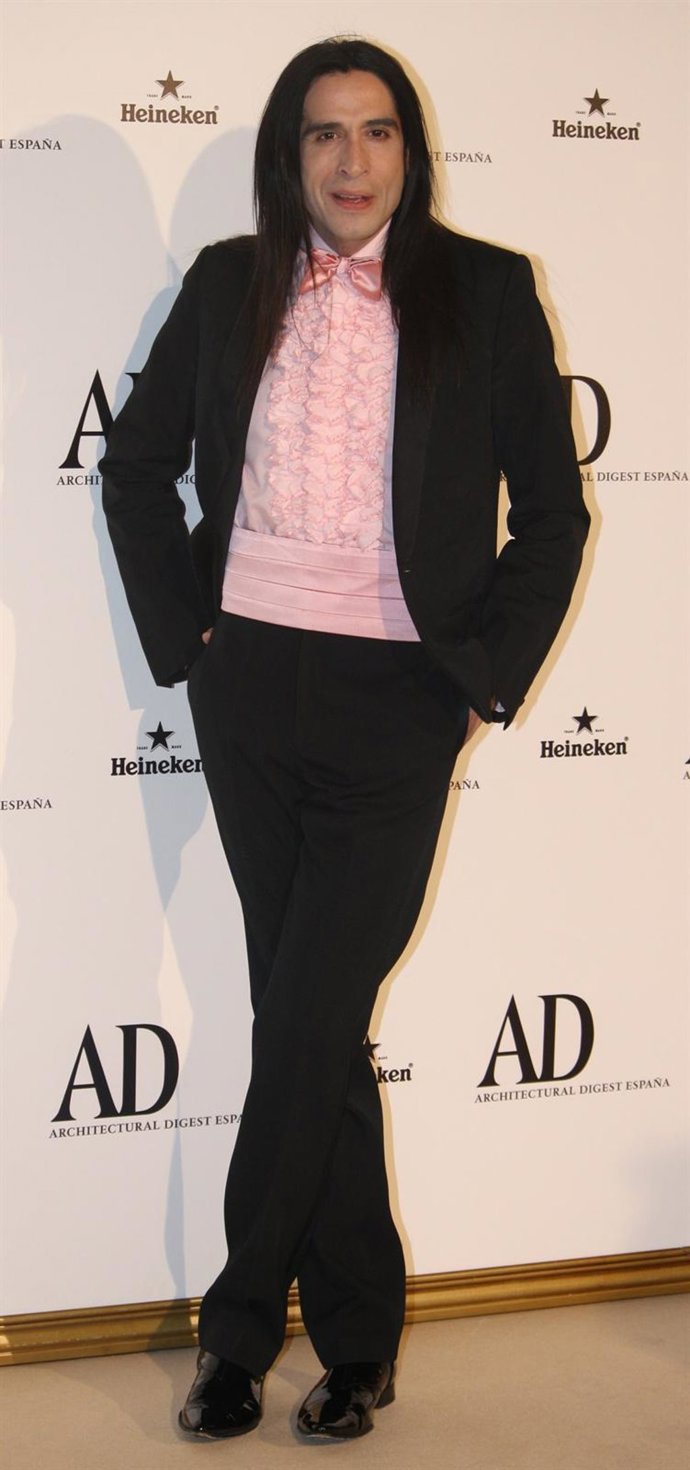 Posado De Mario Vaquerizo Con Camisa Rosa 