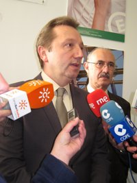 Junta se queja de la falta de consulta a las CCAA en la reforma laboral y de documentación previa a la sectorial