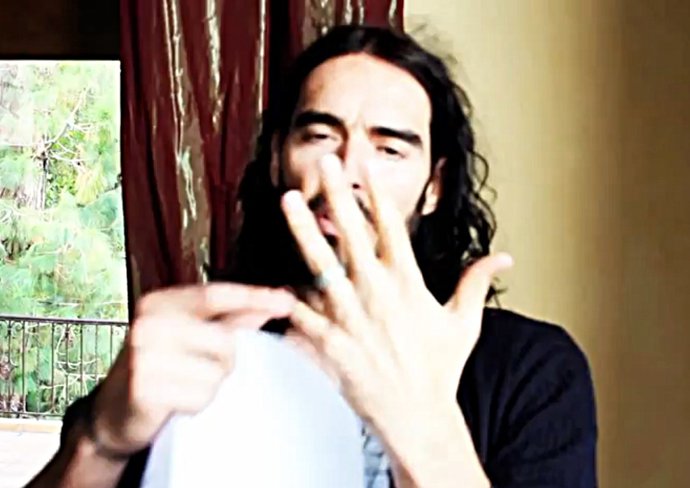 Russell Brand En Una Captura De Youtube Quitándose El Anillo De Compromiso