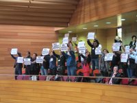 Desalojan a un grupo de sindicalistas al mostrar pancartas en el hemiciclo