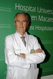 En La Imagen, El Director De La Unidad De Nefrología Del Hospital Macarena