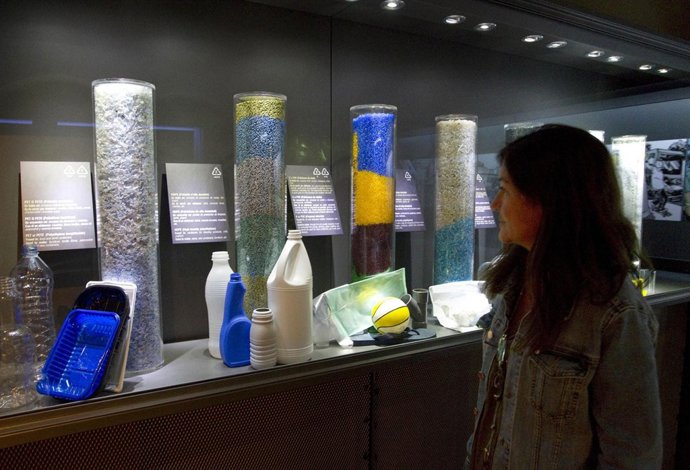 Una Muestra De Los Artículos De La Exposición.