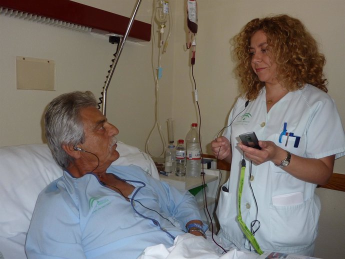Un Efermo Con Un Diagnóstico Traducido En Hospital Juan Ramón Jiménez En Huelva.