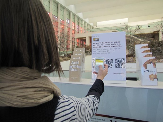 Una Persona Utiliza Las Aplicaciones Para Móviles Del MEH