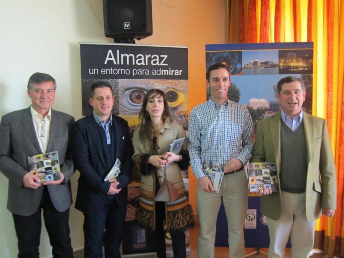 El Director De La CNA, A La Derecha, Con Autores Del Libro.