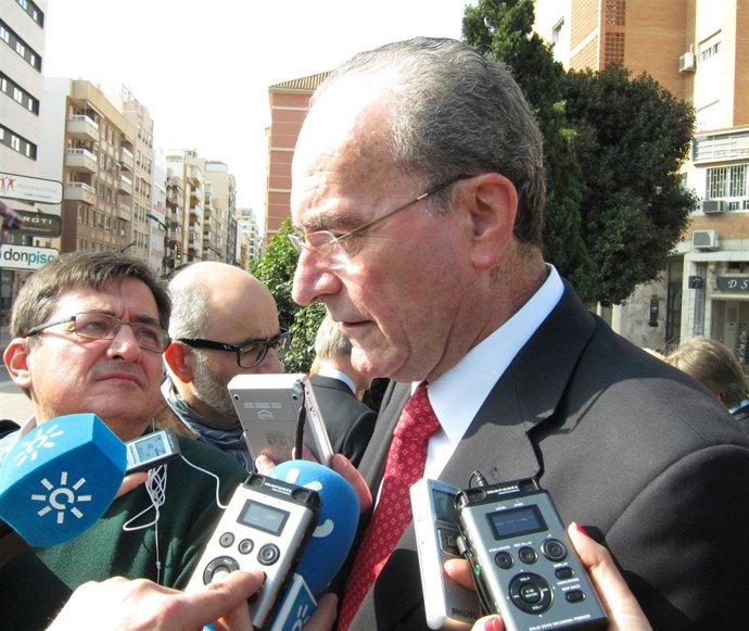 El Alcalde De Málaga, Francisco De La Torre, Atiende A Los Medios