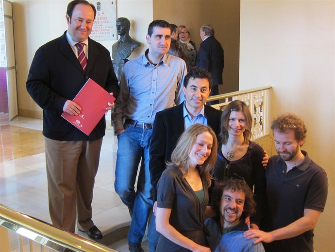 El Concejal De Cultura De Oviedo Posa Junto Al Elenco De La Zarzuela