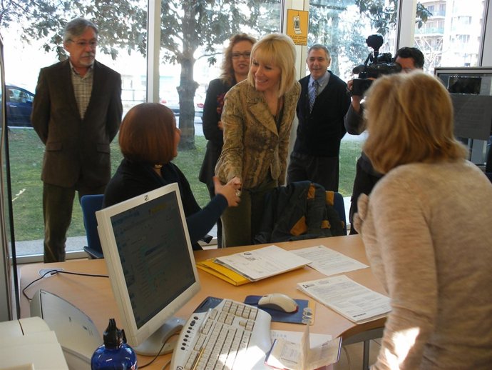 La Subdelegada Del Gobierno En Lleida I.Manso Visita La Oficina De Extranjería