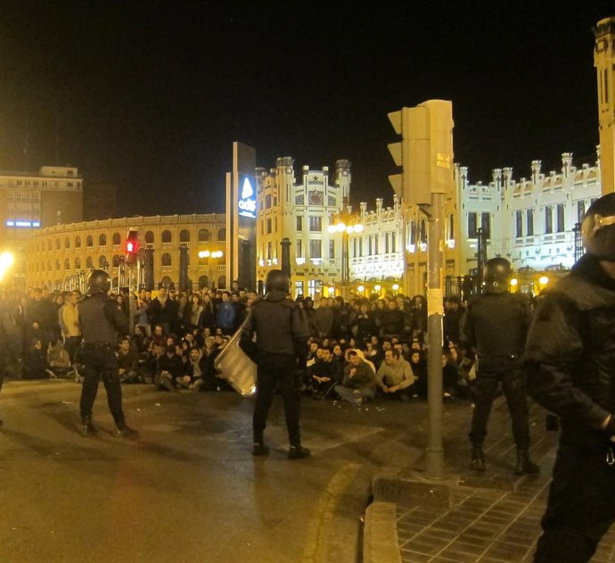 Concentración De Estudiantes A Última Hora Del Lunes Frente Al Lluís Vives