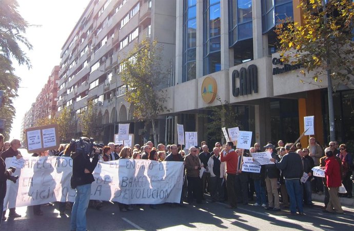 Concentración Convocada Por Adicae En Alicante