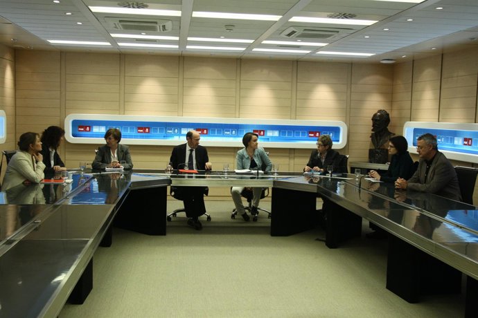 Reunión Del PSOE Presidida Por Rubalcaba Con Los Sindicatos