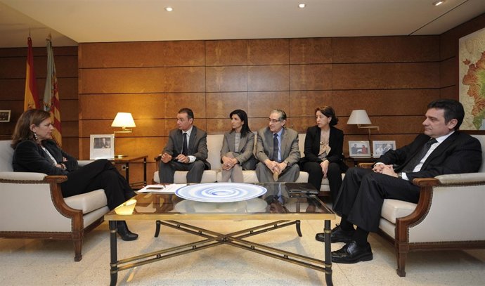 Paula Sánchez De León Con Representantes Del Sector Económico De La Comunitat