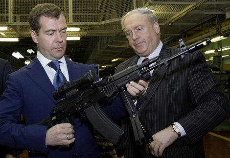 Medvedev Con Una Versión Mejorada Del Fusil De Asalto Kalashnikov En Las Manos
