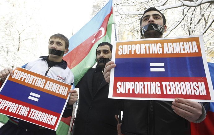 Activistas Turcos Protestan Ante La Asamblea Nacional Francesa