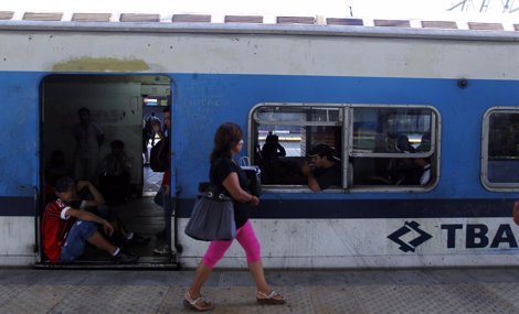 Tren En La Estación De Once En Buenos Aires