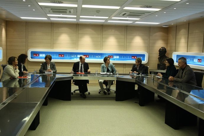 Reunión Del PSOE Presidida Por Rubalcaba Con Los Sindicatos