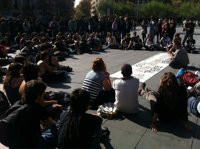 Universitarios tratan de paralizar Barcelona cortando vías principales