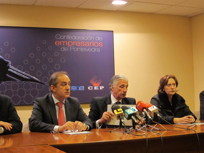 El presidente de la CEP (centro) con el popular Chema Figueroa (izqda)