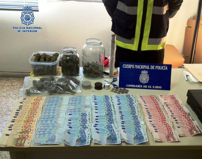 Droga Y Dinero Intervenido En El Punto De Venta Junto A Un Instituto De El Ejido