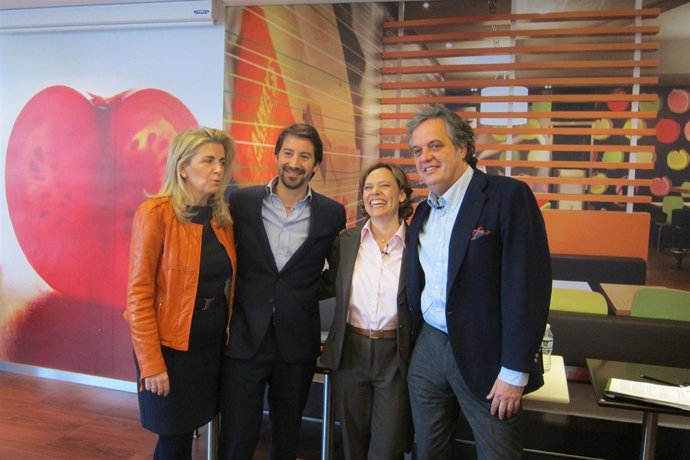 La Presidenta De Mcdonald's España, Patricia Abril, Junto A Parte De Su Equipo