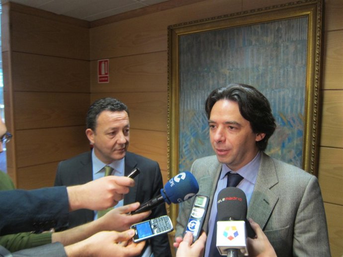 Manglano En Los Pasillos De La Asamblea