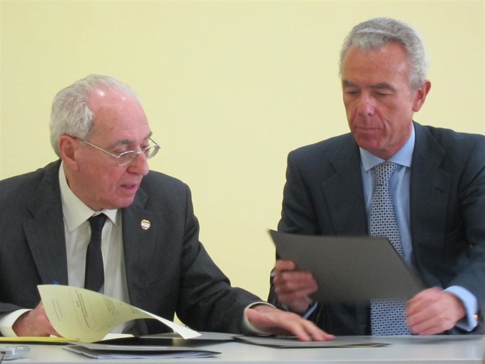 Emilio Marcos Vallaure Y Raimundo Abando Firman Un Protocolo
