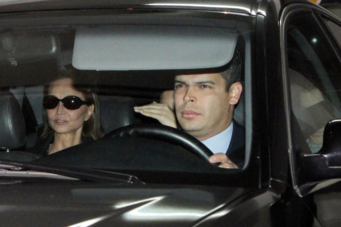 Isabel Preysler En Un Coche Yendo A Ver A Miguel Boyer