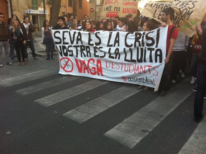 Manifestación De Estudiantes En Palma Contra Los Recortes
