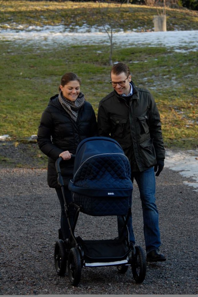 Victoria Y Daniel De Suecia Dando El Primer Paseo Con Su Hija Estelle 