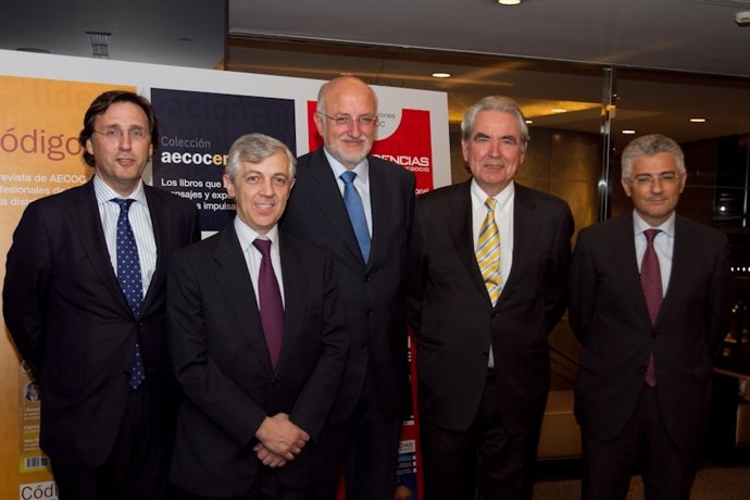 El presidente de Aecoc, Francisco Javier Campo, entre Tomás Pascual y Juan Roig