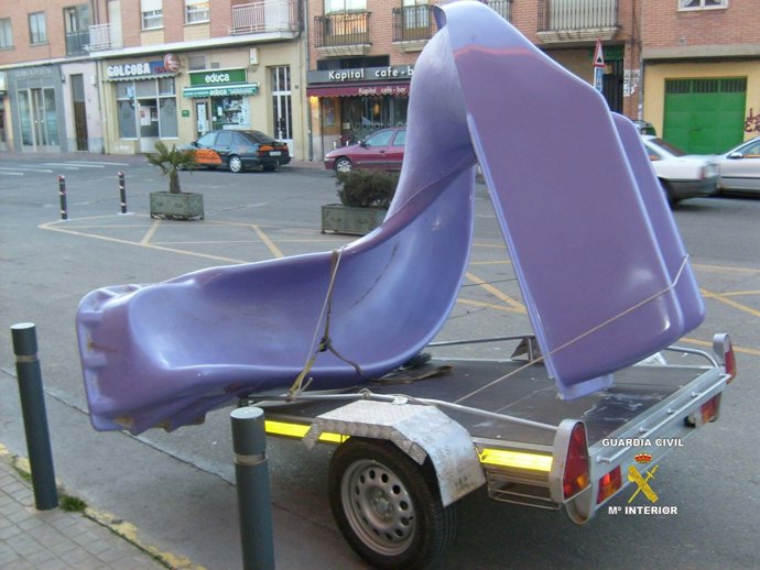 Tobogán Hurtado De Un Parque