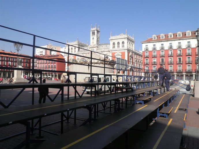 Instalación De Las Gradas De Semana Santa En La Plaza Mayor De Valladolid 