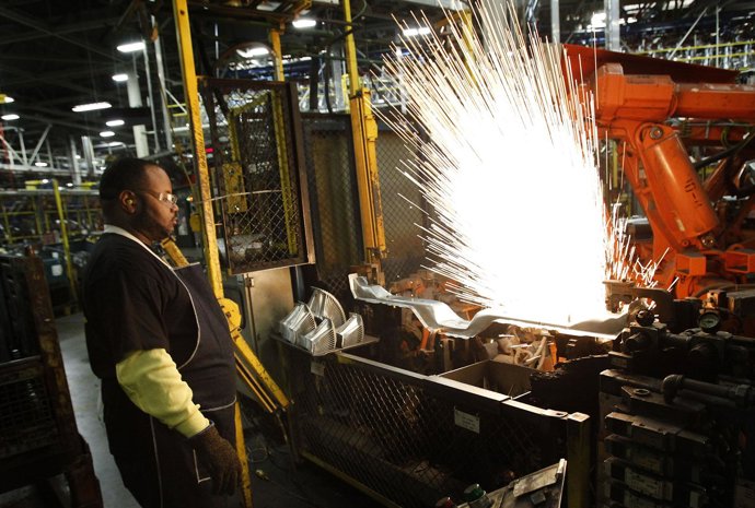 Un Trabajador Del Complejo Industrial De General Motors En Arlington
