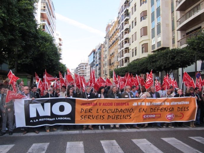 Cabecera De La Manifestación Contra La Reforma Laboral, En Valencia