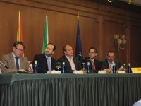 Monago sostiene que la crisis "no se arregla con megáfonos", en alusión a las concentraciones sindicales