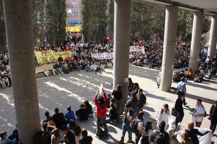 Manifestación En Girona Durante La Huelga Universitaria Contra Los Recortes