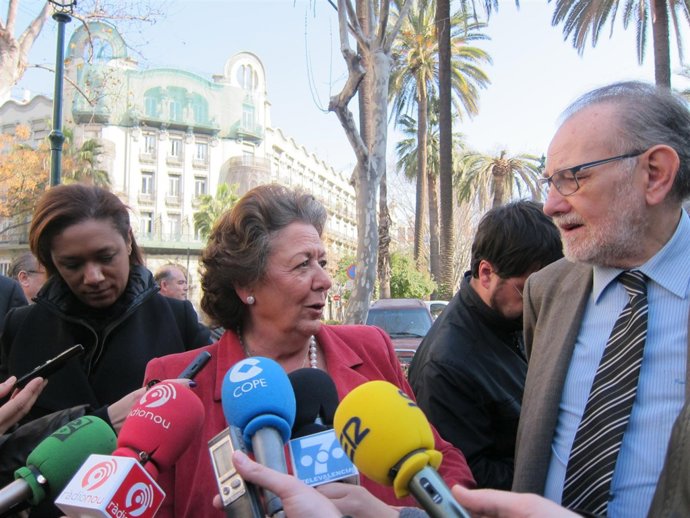 Barberá Y Johnson Tras Inaugurar La 35 Feria Del Libro Antiguo 